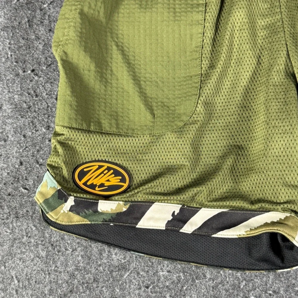 NIKE Mens Sport Clash Logo Camo Trimmed Mesh Basketball Shorts Green Black M